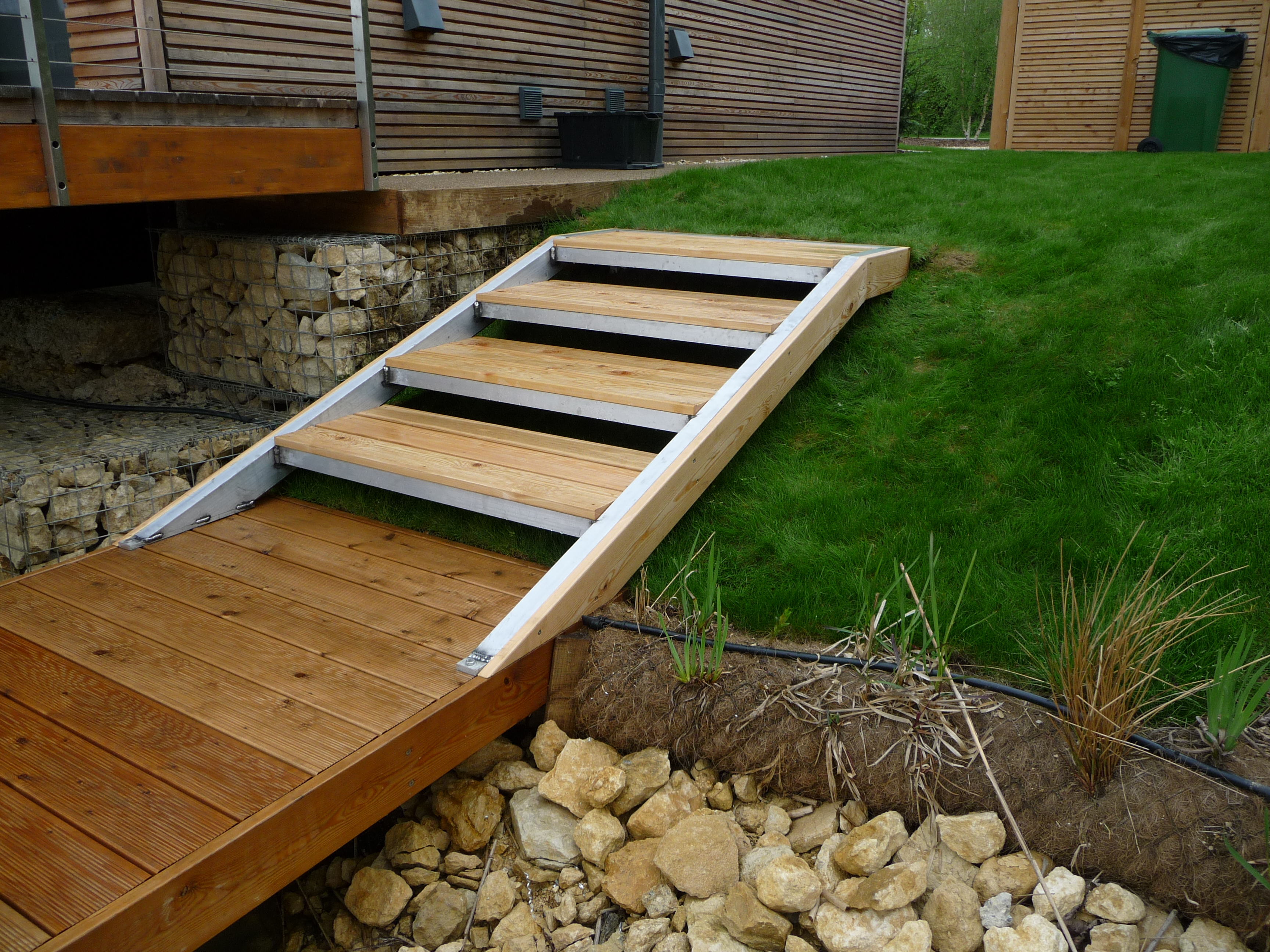 Access steps and ladders